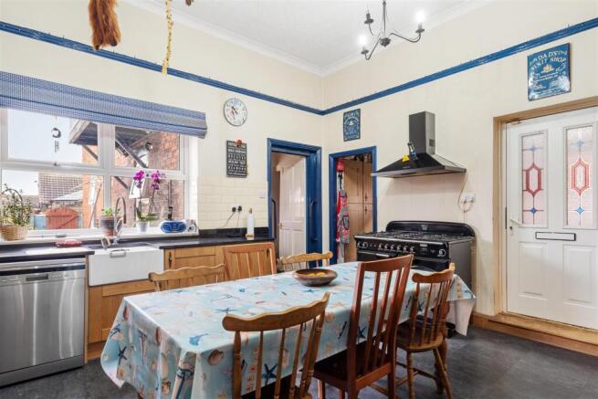 5 bed Detached for sale Image 6