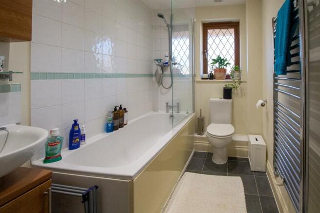 Hickmans Court 8 -Bathroom.jpg