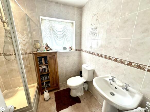 EN-SUITE SHOWER ROOM