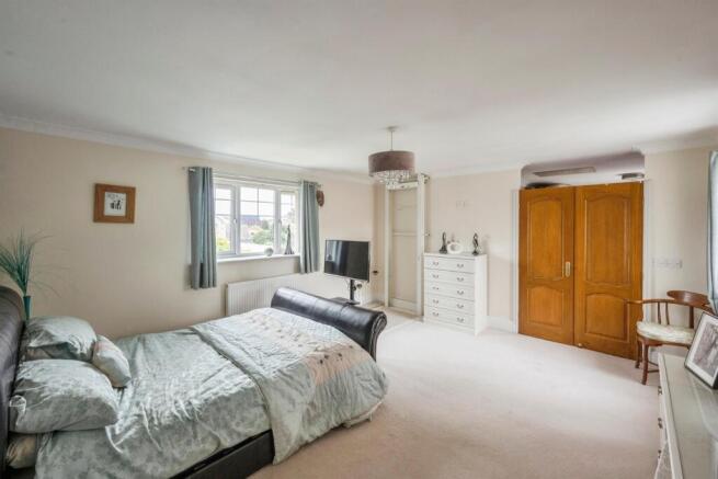 6 bed Detached for sale Image 12
