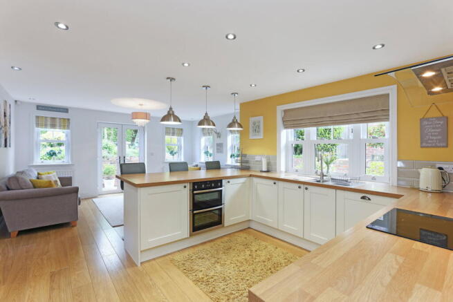 4 bed Detached for sale Image 8