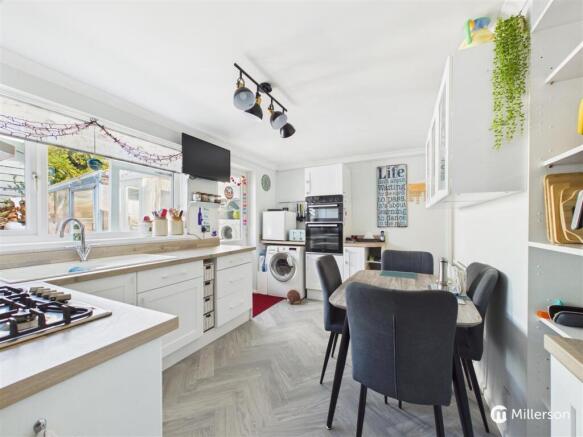 KITCHEN/DINING ROOM