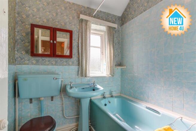 FAMILY BATHROOM: