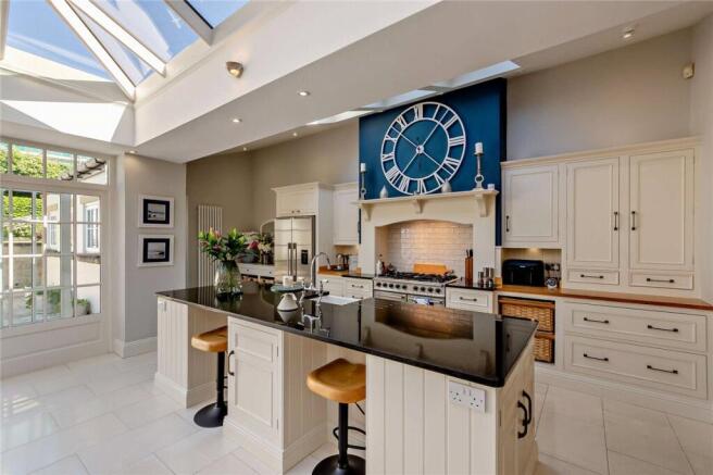 5 bed Semi-Detached for sale Image 5