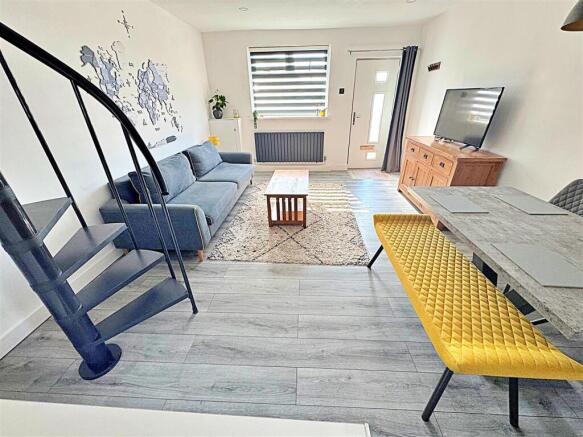LIVING/DINING AREA