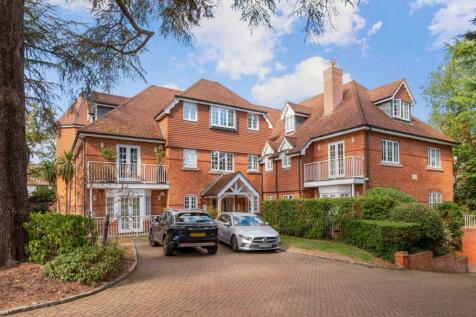 Oatlands Chase, Weybridge, KT13