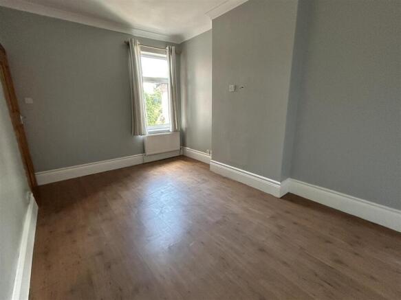 5 bed Semi-Detached to rent Image 12