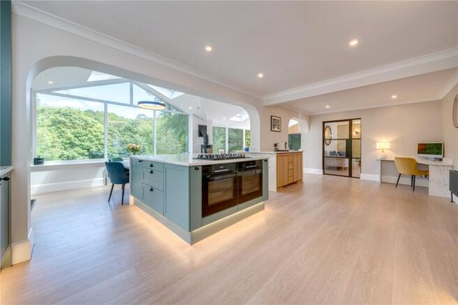5 bed Detached for sale Image 5