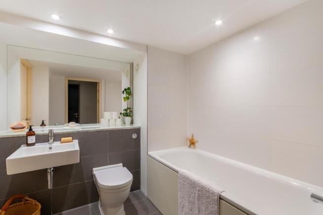 2L1S0BH - Bathroom C.jpg