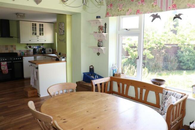 FAMILY DINING KITCHEN