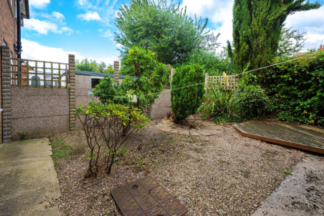 4 bed House to rent Image 9