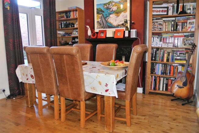 Dining1.jpg