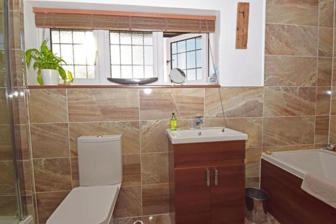 8 Hanbury Road, bathroom.jpg