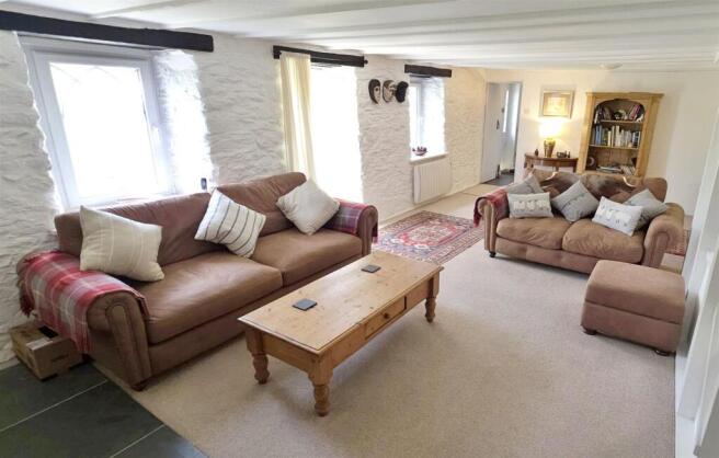 Lounge 1.JPG
