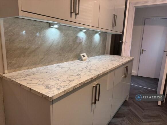 2 bed Terraced to rent Image 6