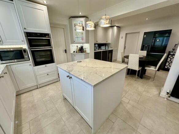 4 bed House to rent Image 12