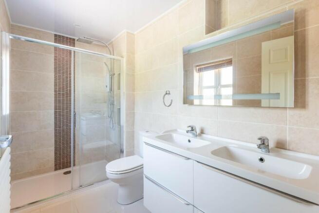 Bed One En suite