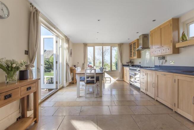 Kitchen 1.jpg