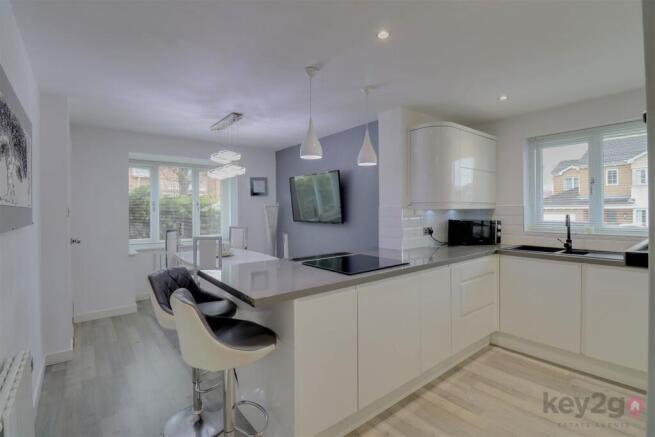 4 bed Detached for sale Image 5