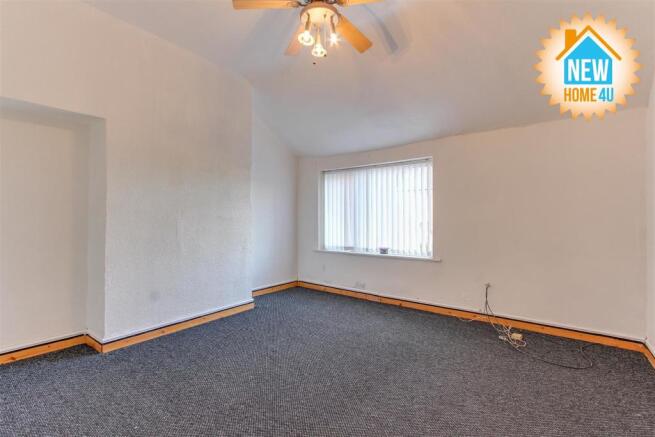 MAIN BEDROOM: