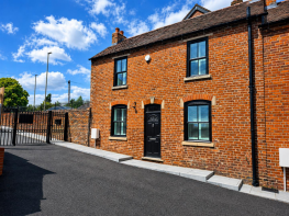 167d, Commonside, Pensnett DY5 4AD