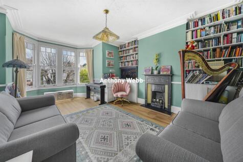 Lakeside Road, Palmers Green, N13