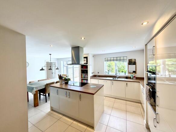 4 bed Detached for sale Image 5