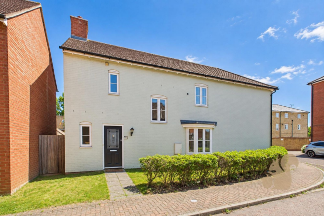 3-bed semi-detached on Dapifer Close, Colchester, CO2, £300,000