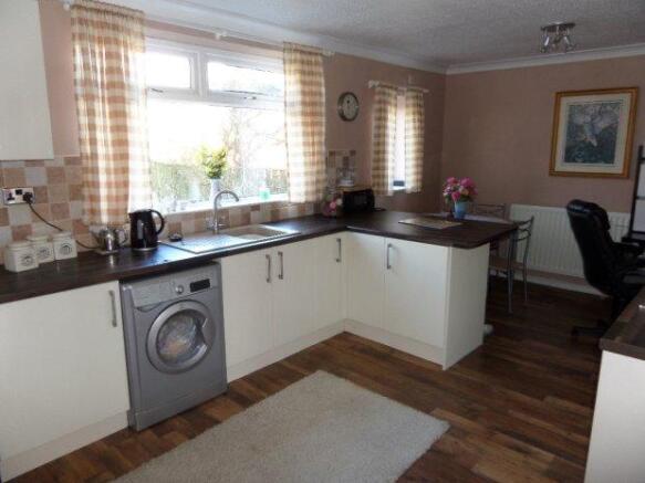 KITCHEN/DINING ROOM