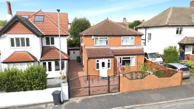 4 bed Detached for sale Image 2