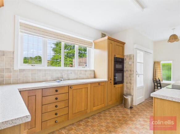 4 bed Detached for sale Image 10