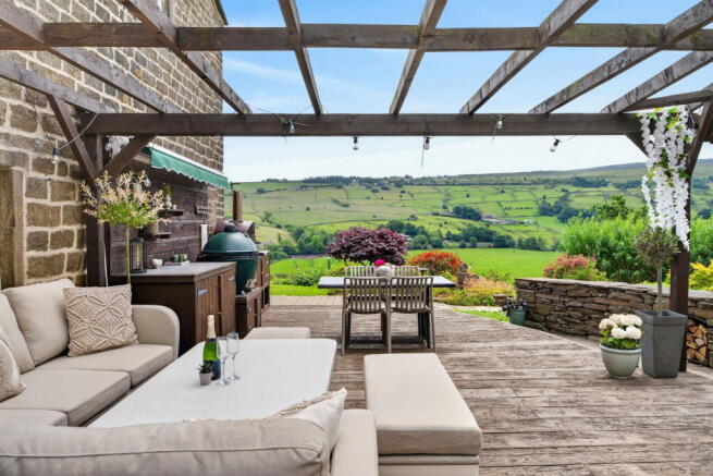 5 bed Detached for sale Image 5