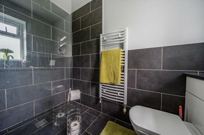 EN-SUITE SHOWER ROOM
