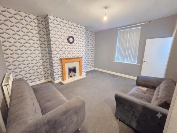 2 bed Terraced to rent Image 6