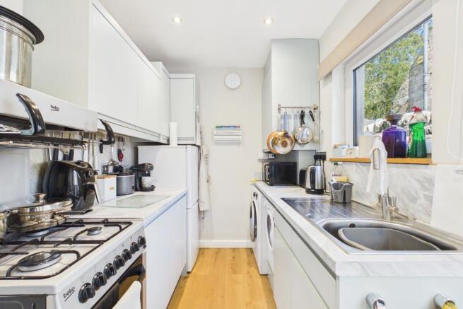 CAM04201G0-PR0162-STILL003