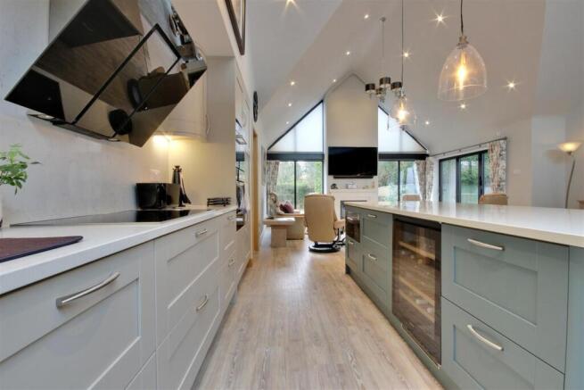 5 bed Detached for sale Image 7