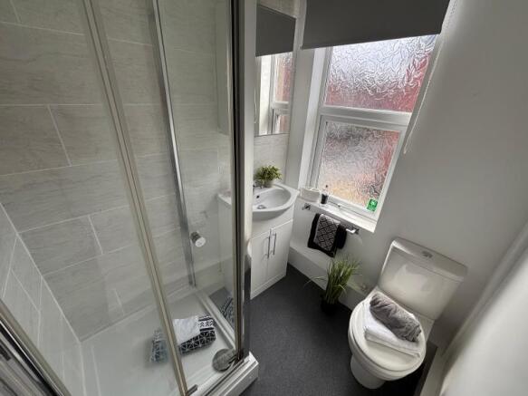 4 bed Terraced to rent Image 7