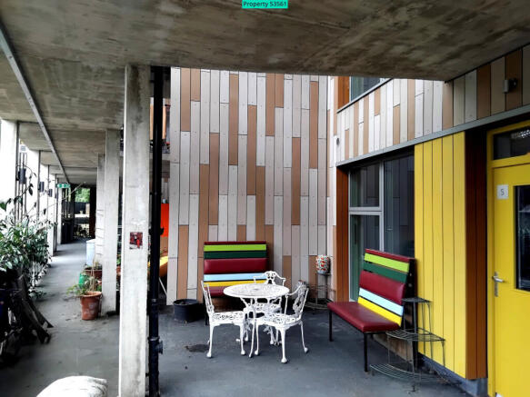 Entrance with terrace to flat 5