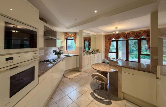 Flat 11 Hartsbourne Park, 180 High Road, Bushey Heath, Bushey, Hertfordshire, WD23 1SD photo 4