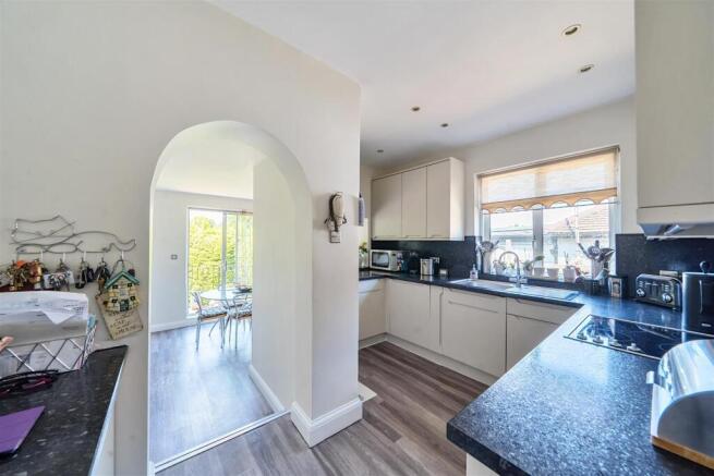 Kitchen/Breakfast Room: