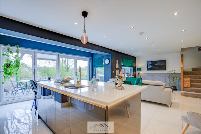 5 bed Detached for sale Image 12