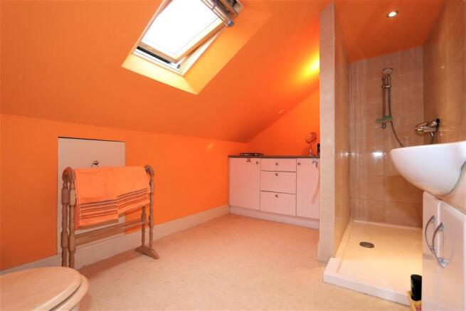 EN-SUITE SHOWER ROOM