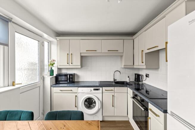 2 bed Terraced to rent Image 6