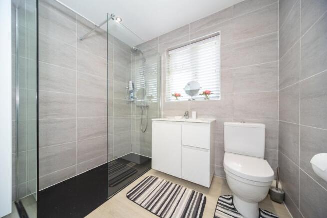 FAMILY SHOWER ROOM