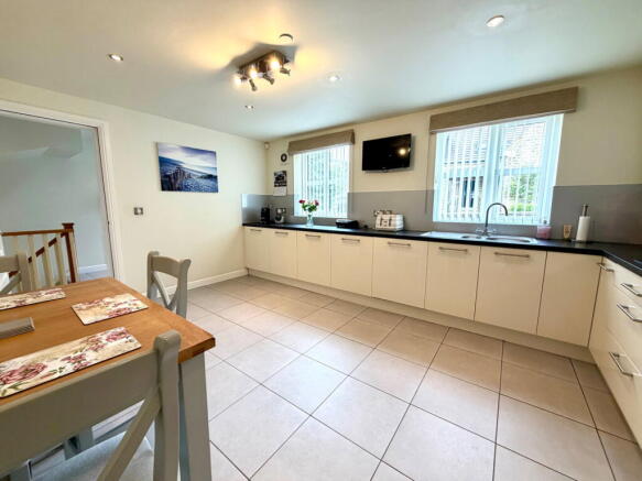 4 bed Town House for sale Image 7