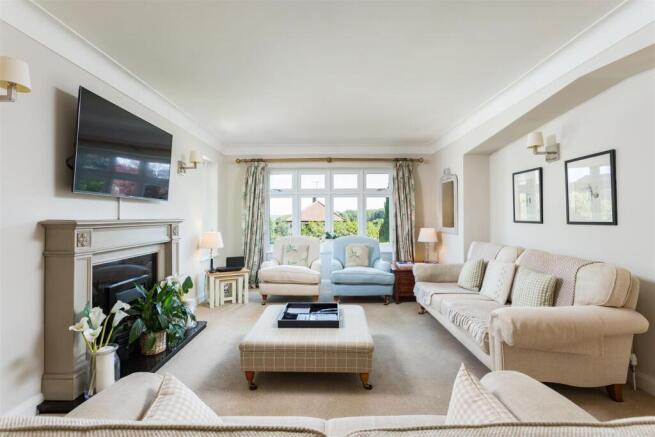 5 bed Detached for sale Image 5