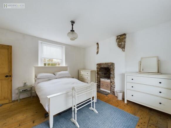 Bedroom 1 .3.jpg