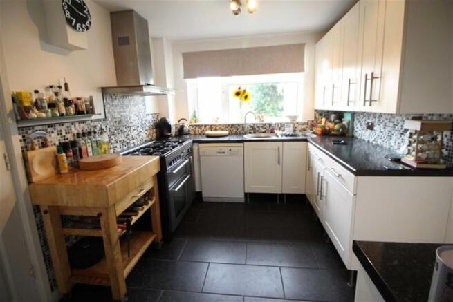 FITTED KITCHEN