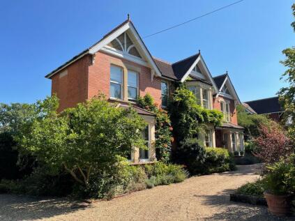 Larkhurst, 11 Highfields, Ashtead KT21 2NL