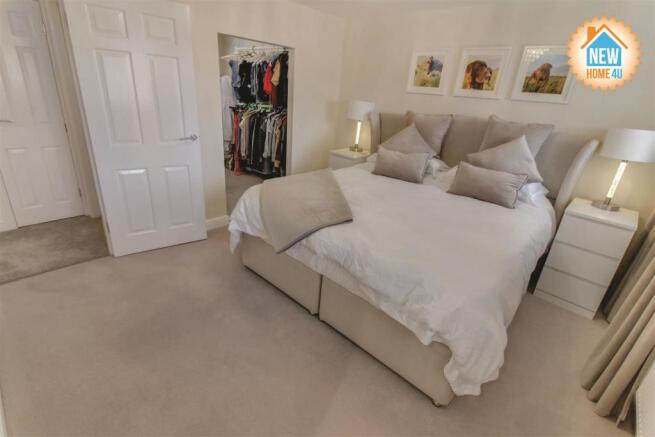 MAIN BEDROOM: